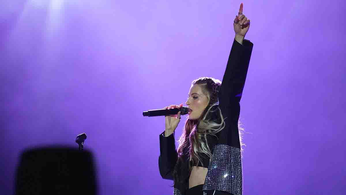 Fletcher sul palco drante il Pride In The Park a Los Angeles