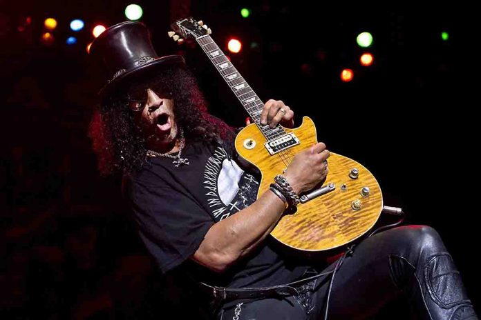Una delle caratteristiche pose di Slash sulla sua Les Paul con i Guns and Roses