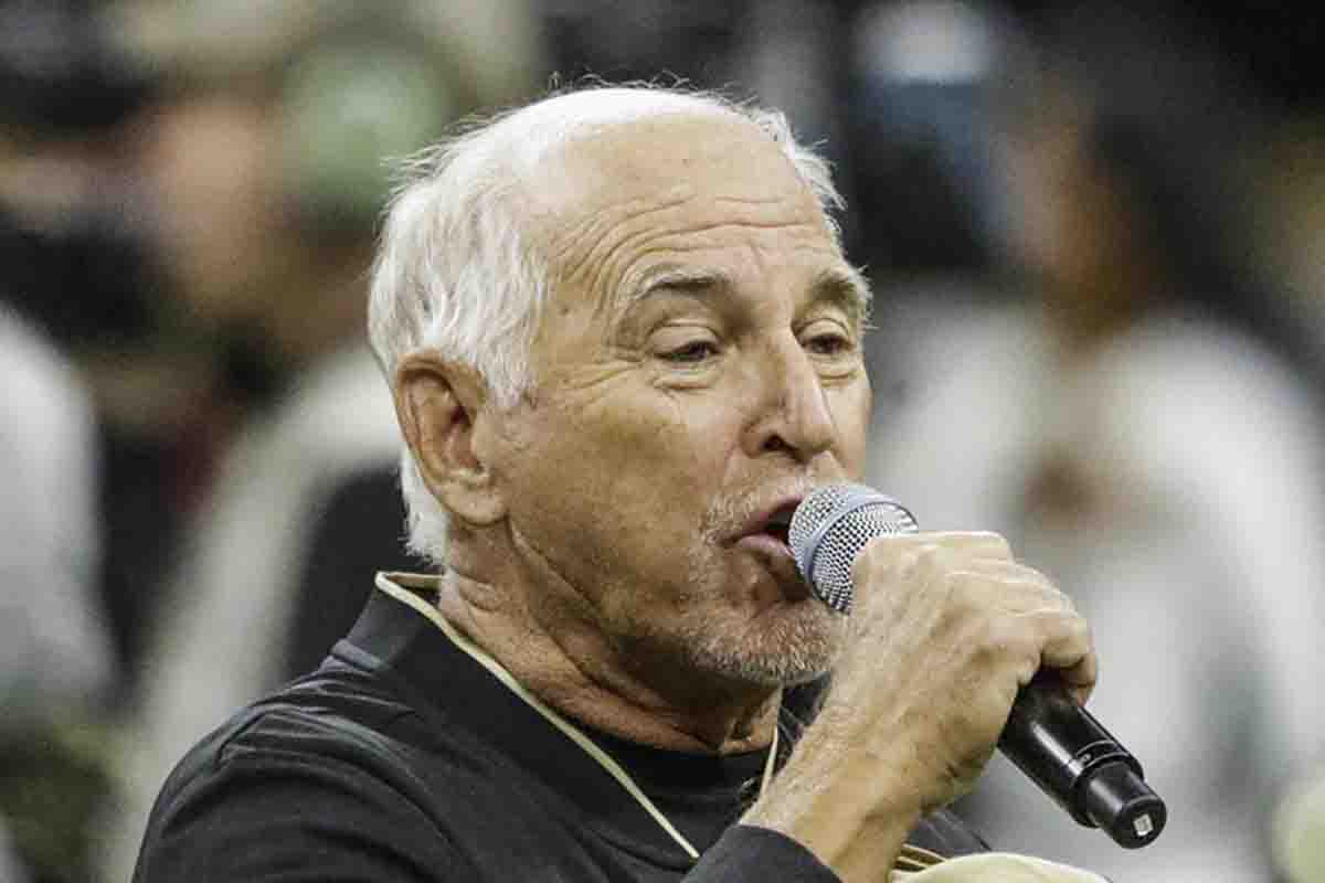 Scatto recente del magnate e cantante di successo, un miliardo di dollari di patrimonio