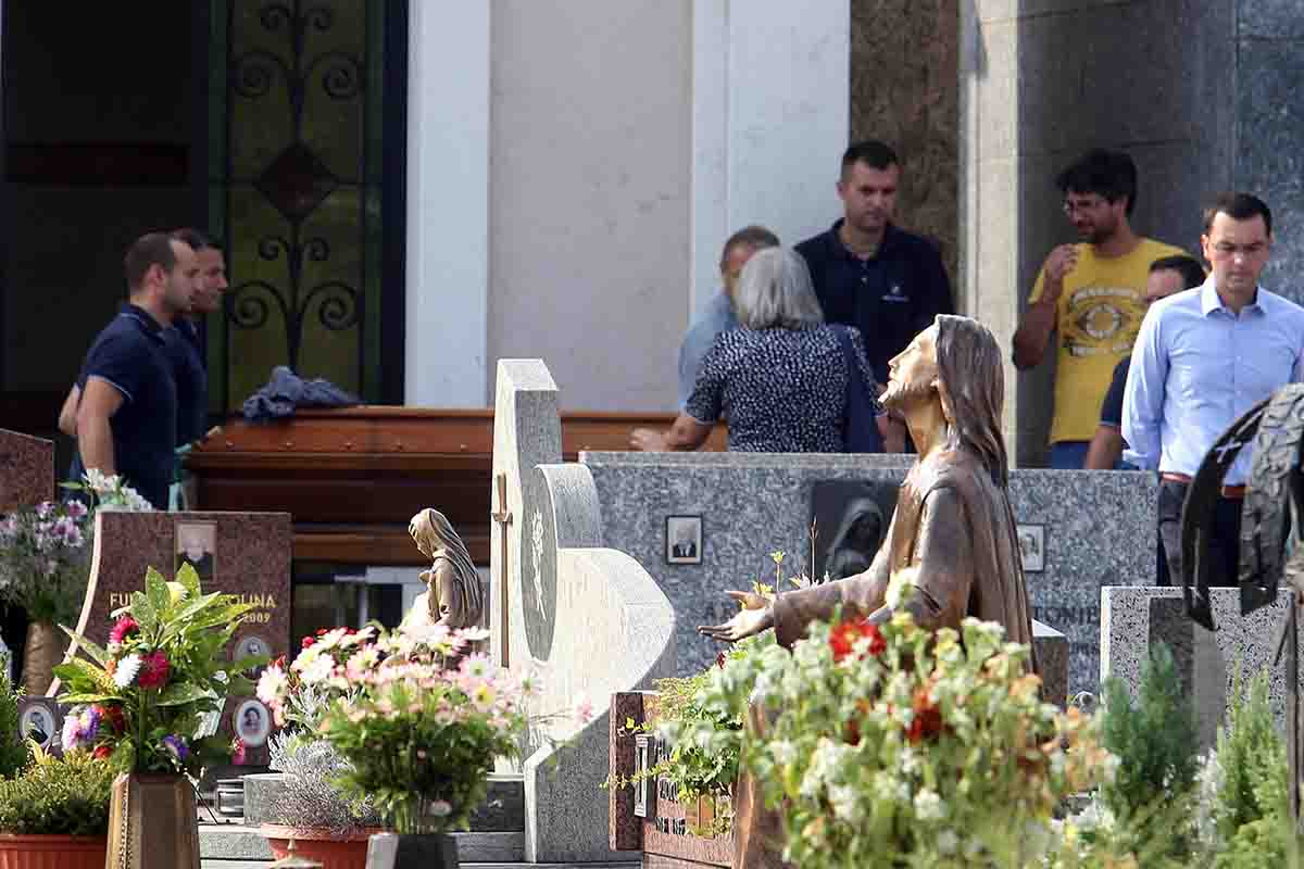 Un momento della traslazione della salma di Lucio Battisti davanti alla cappella del cimitero di Molteno