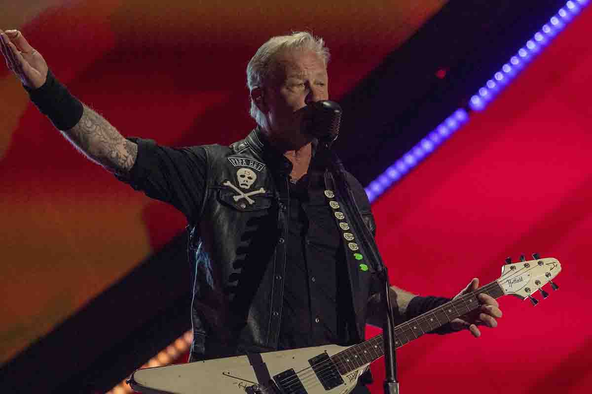James Hetfield, un bagno di folla dietro l'altro: ma anche problemi di salute per il leader dei Metallica