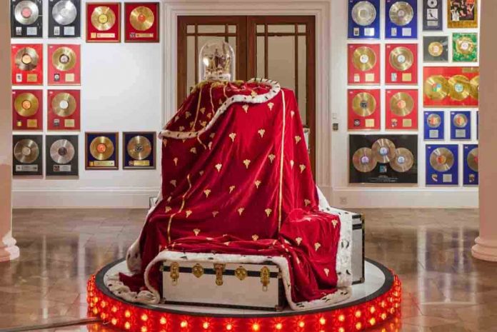 Queen, Asta Freddy Mercury Il Mantello di Freddy Mercury, andato all'asta per una cifra record