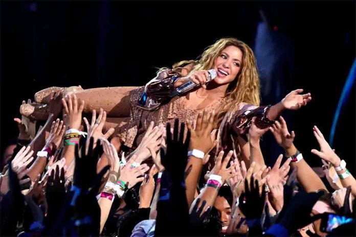 Shakira sulla testa del pubblico ai Video Music Award