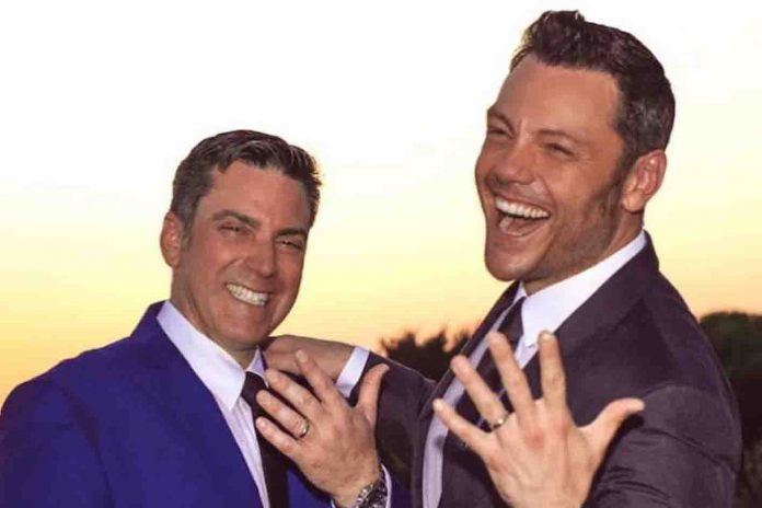 Tiziano Ferro A destra Tiziano Ferro con il Marito il giorno del matrimonio