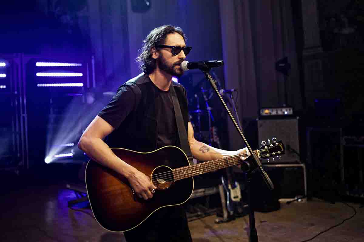 Per Tommaso Paradiso doppio appuntamento in tour, tra pub e palasport