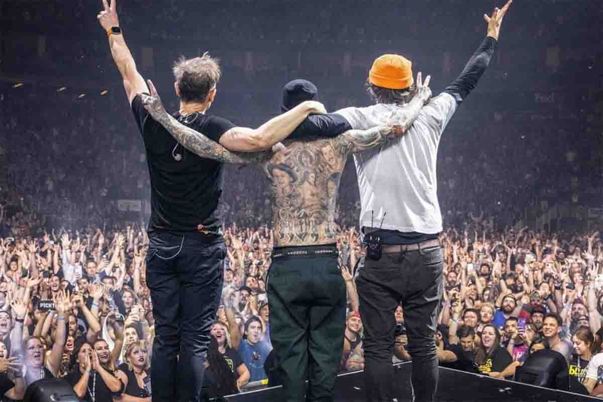 Baker, al centro della foto di spalle, sul palco con i Blink 182