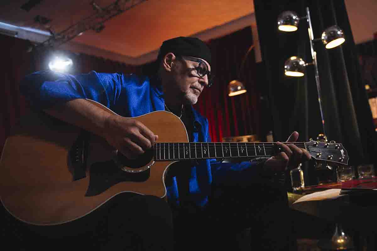 Vasco in sala prove con la sua chitarra acustica