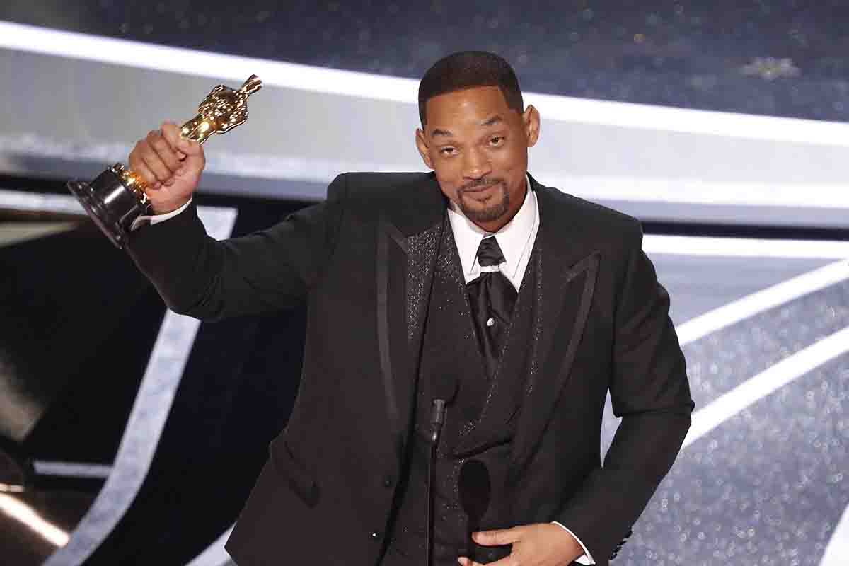 Will Smith con la statuetta, poco prima del controverso episodio dello schiaffo