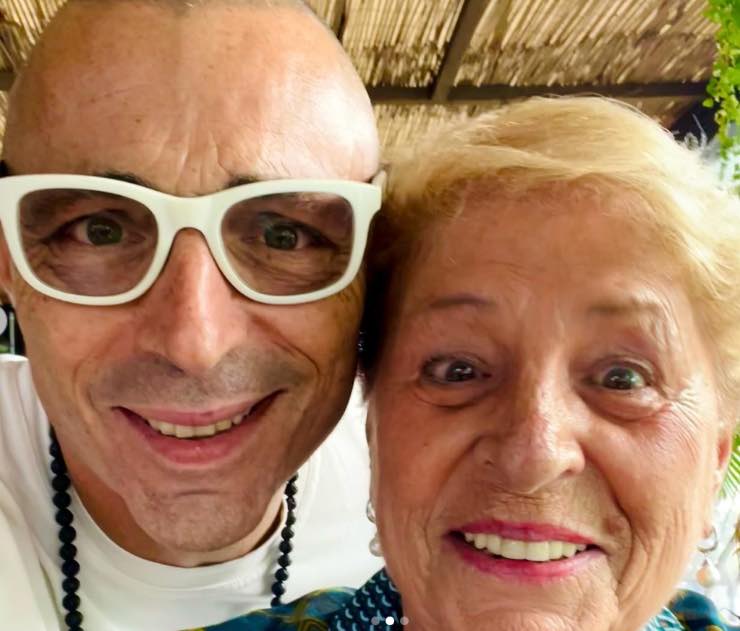 Lo scatto con mamma Annita fa il giro del web, Alex Britti festeggia i suoi 80 anni