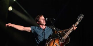 James Blunt sorprende tutti durante il concerto, l'intuizione geniale