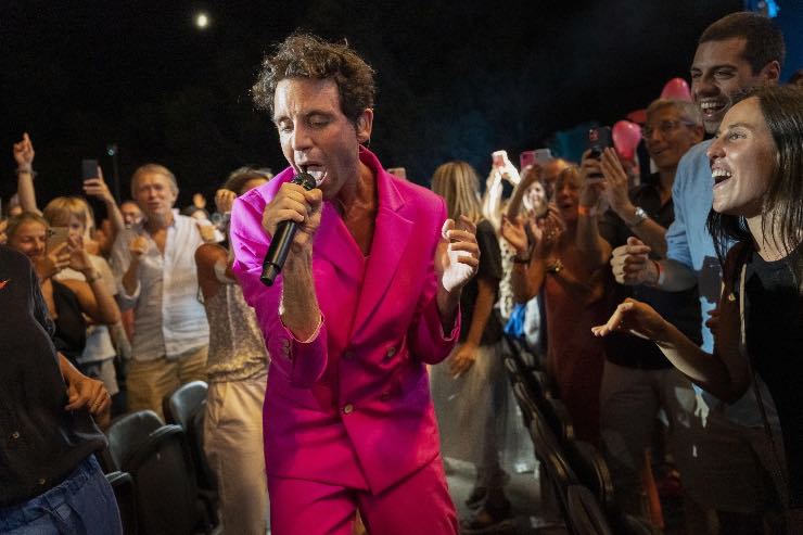 Lo scherzo di Mika al suo staff fa il giro del web, il video diventa virale