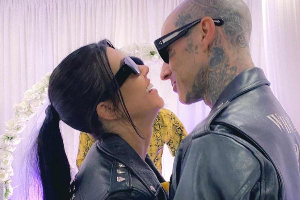 travis barker e kourtney kardashian si frequentano dal 2021