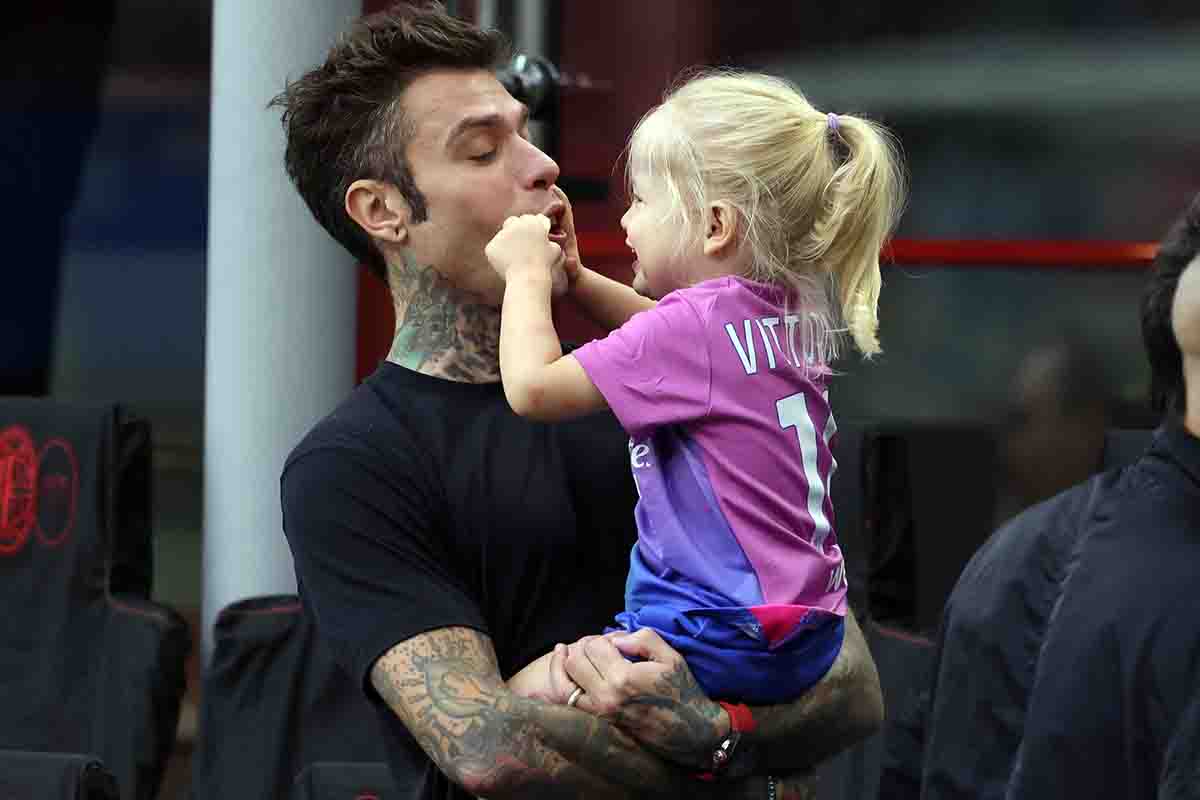 Un tenero scatto di Fedez con la figlia vittoria allo stadio, pochi giorni fa