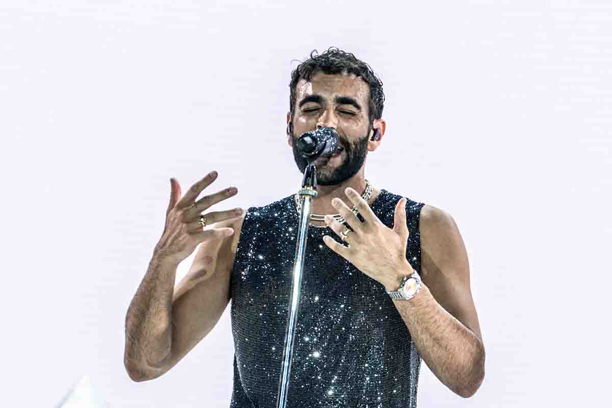 Mengoni pubblica in Francia e parte per il tour europeo