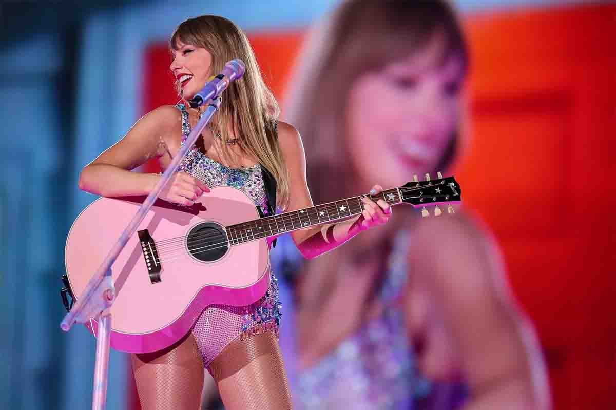 Taylor Swift sul palco in Messico