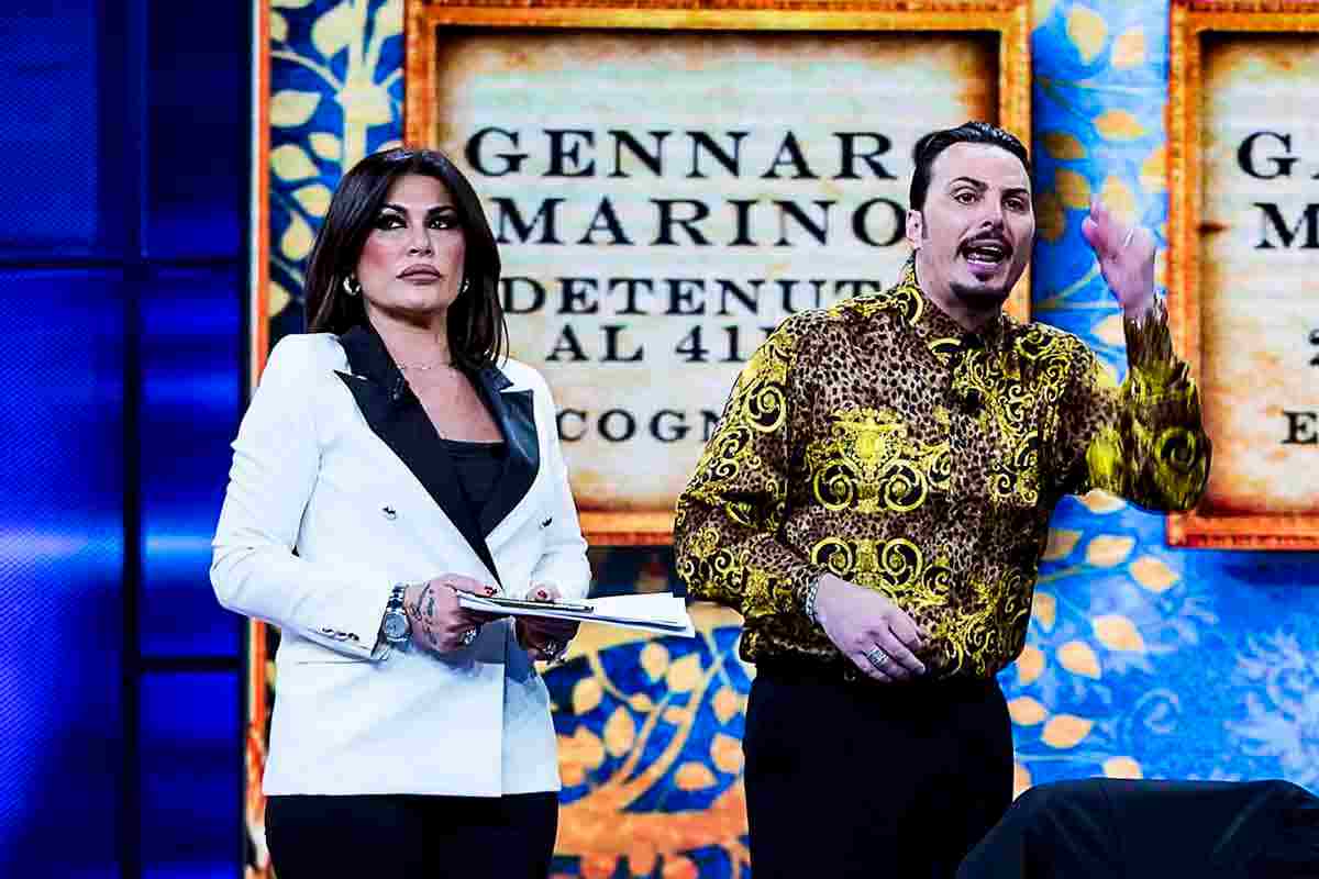Il cantante neomelodico Tony Colombo con la moglie Tina Rispoli durante un programma televisivo
