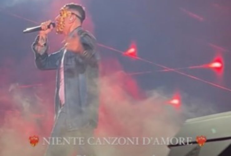 Marracash, canta a Napoli Niente canzoni d'amore, il pezzo duettato con  Elodie: indossa un accessorio mai visto prima