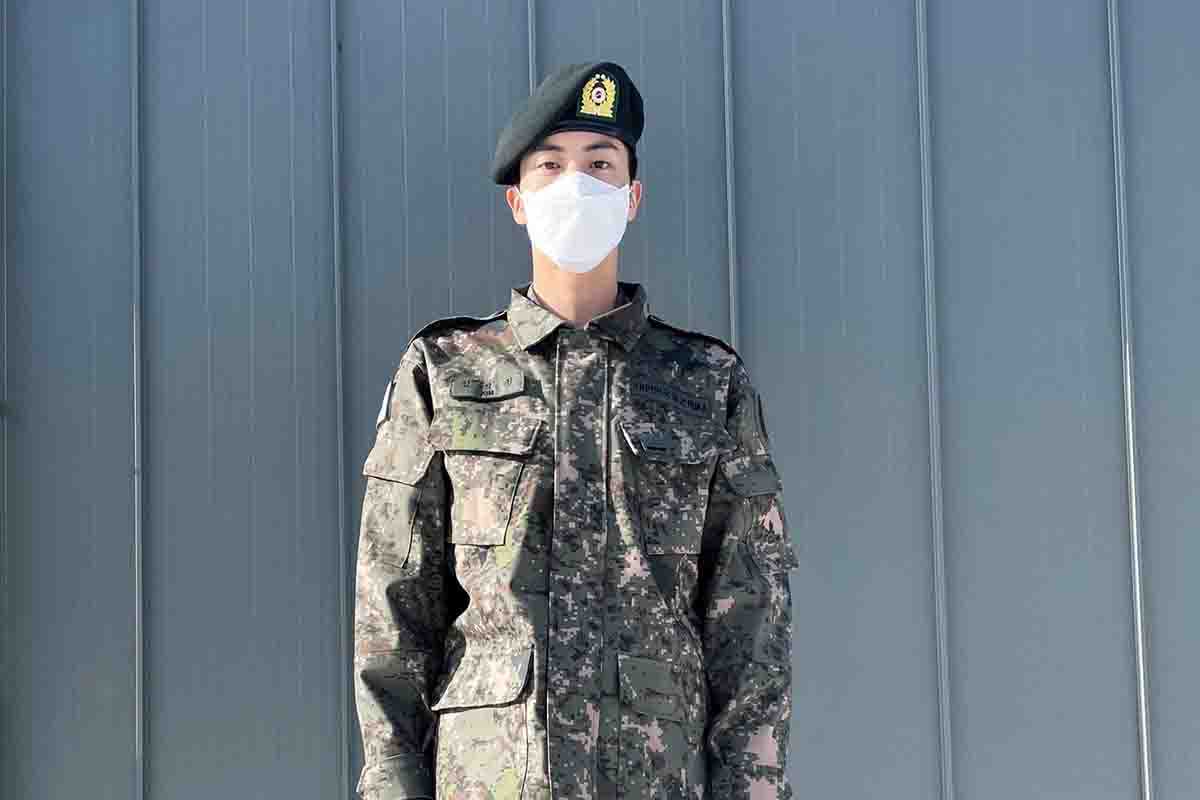 Jin dei BTS in una foto ufficiale durante il servizio militare