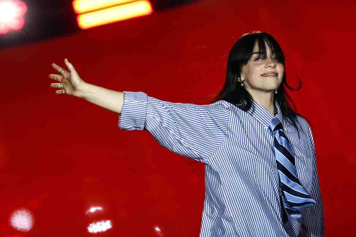 Billie Eilish con i suoi vestiti extralarge