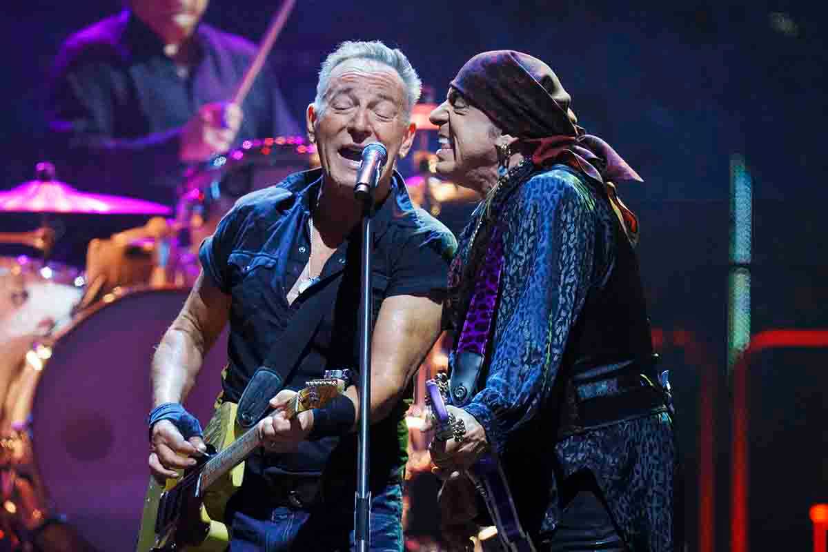 A sinistra Springsteen con Little Steven Van Zandt, suo chitarrista da sempre