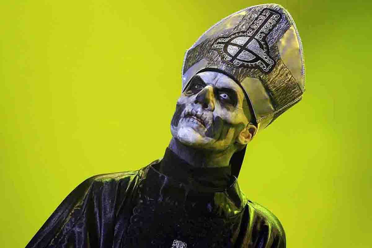 Tobias Forge nei panni di Papa Emeritus IV