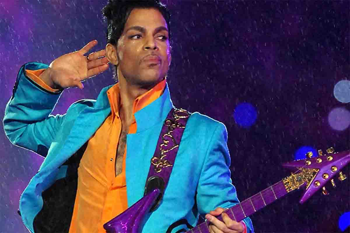 Una immagine iconica di Prince, scomparso a soli 57 anni