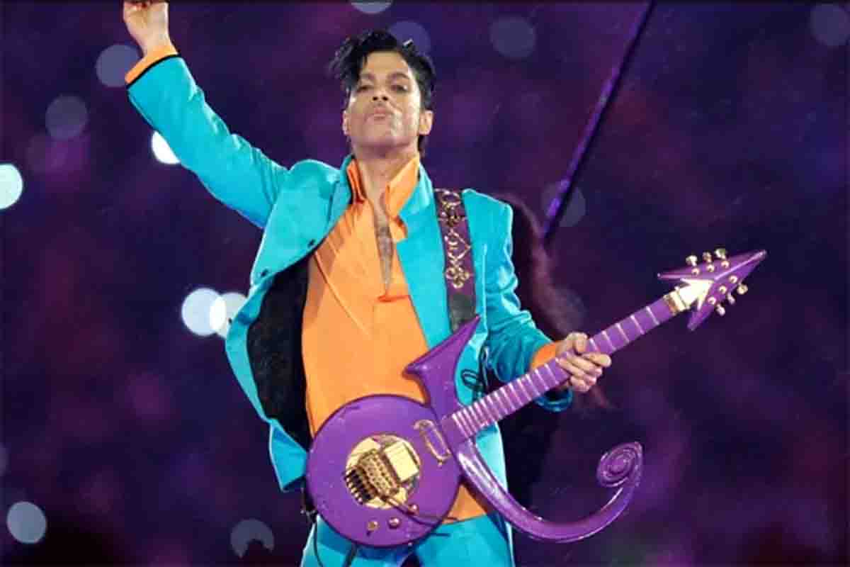Prince sul palco con la sua chitarra color porpora