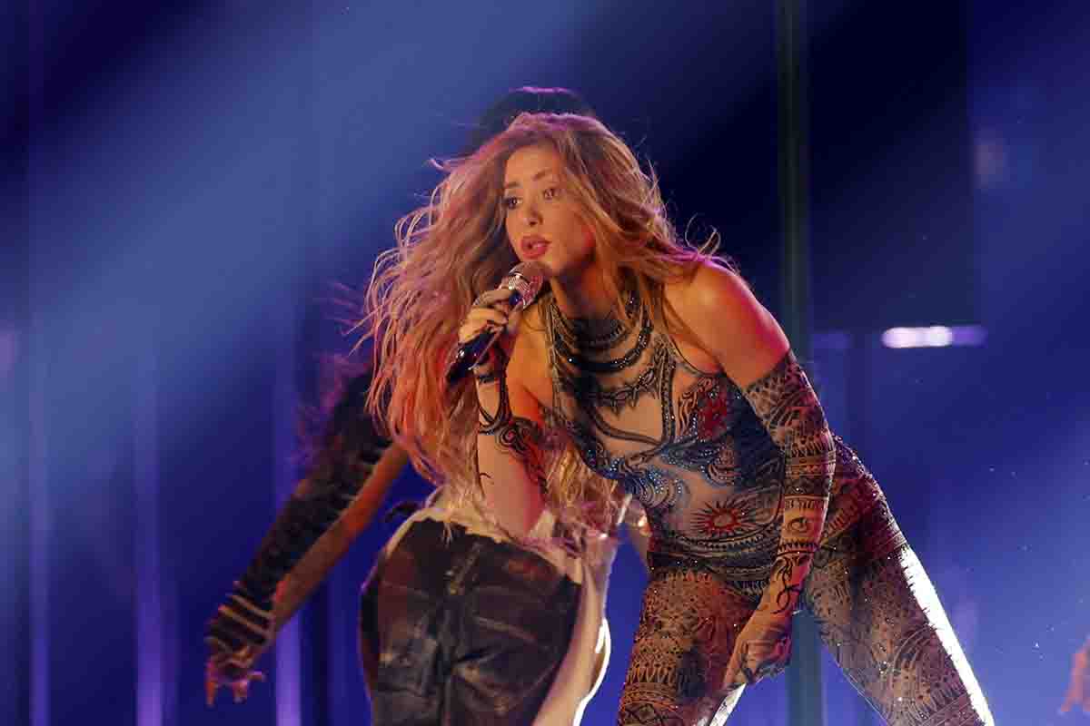 Shakira durante lo show dei Latin Grammy