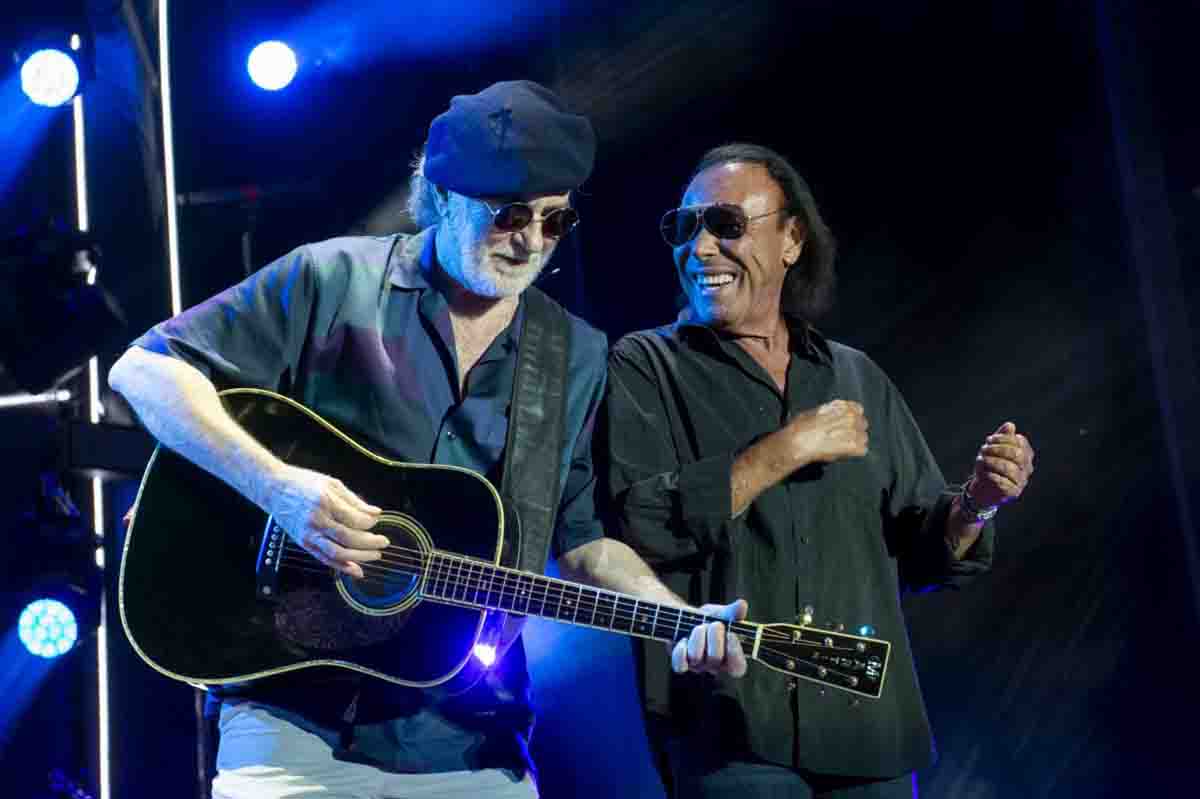 A sinistra Francesco De Gregori, con Antonello venditti sul palco