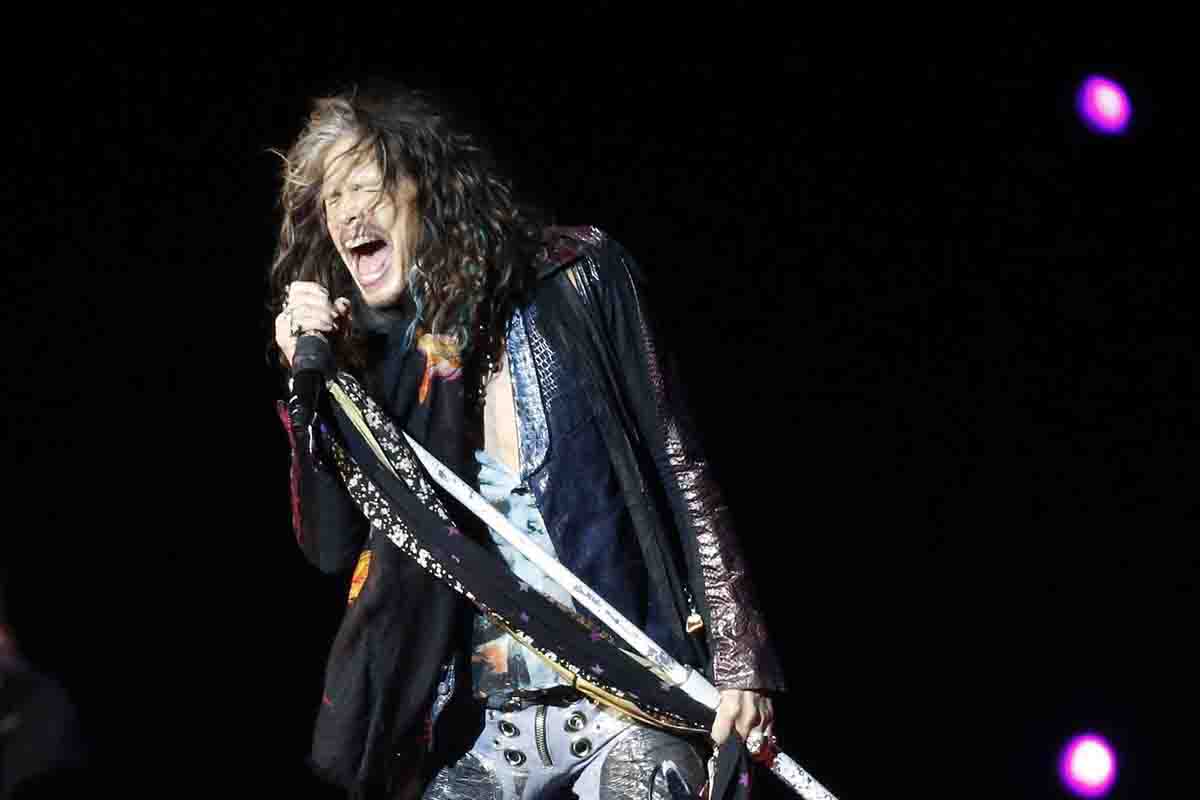 Steven Tyler, fonda gli Aerosmith nel 1970 con Joe Perry
