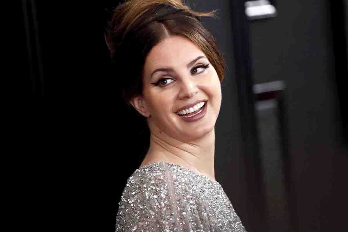 Lana Del Rey sul red carpet dei Grammy Awards