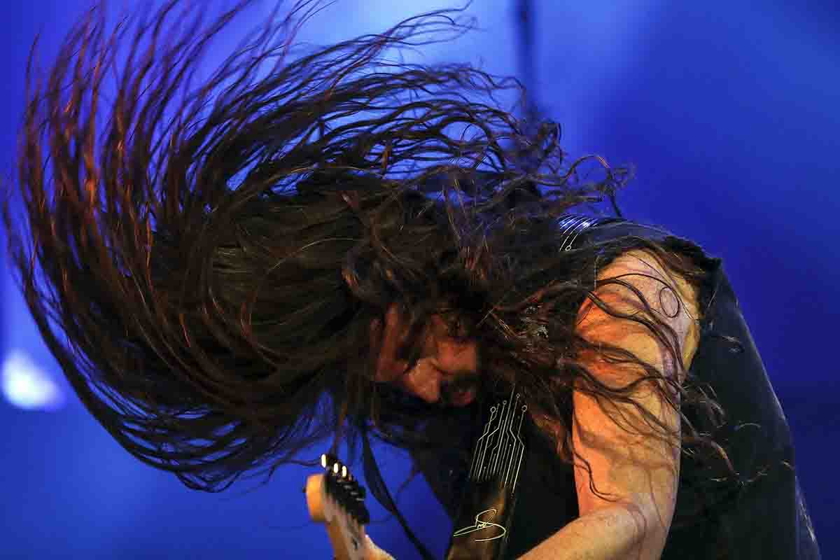 Andreas Kisser sul palco con i Sepultura