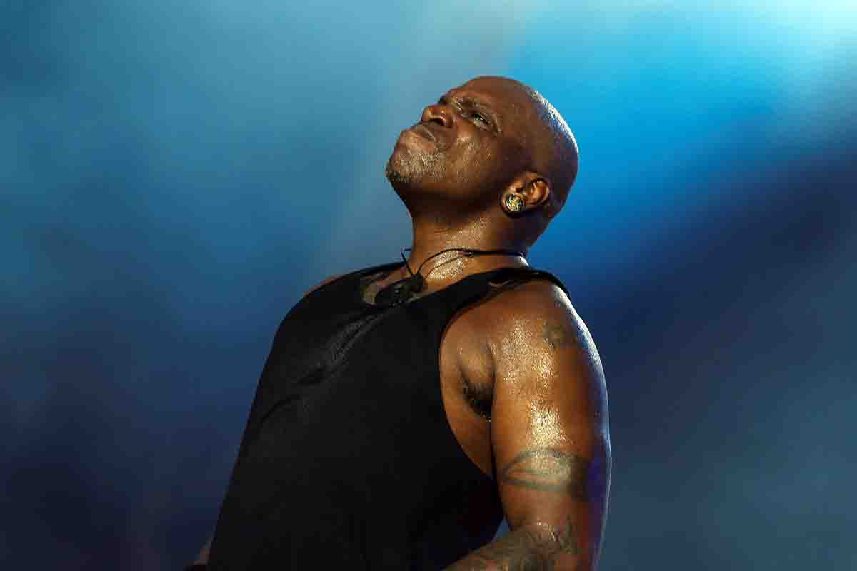 La figura massiccia di Derrick Green, cantante dei Sepultura