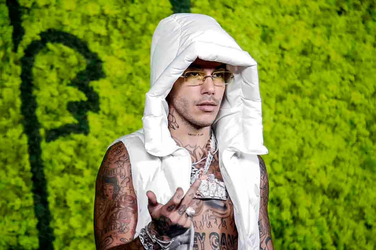Sfera Ebbasta ripreso di recente durante un evento ufficiale