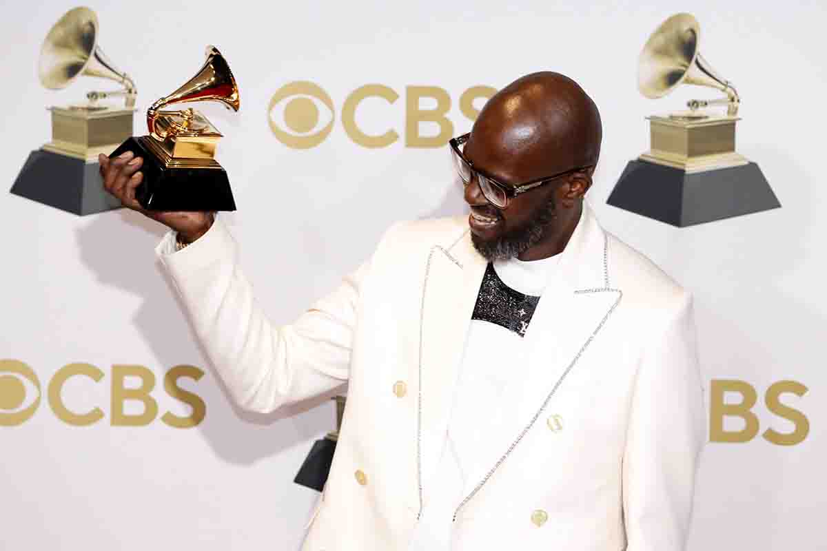 Coffee posa con il Grammy vinto nel 2022