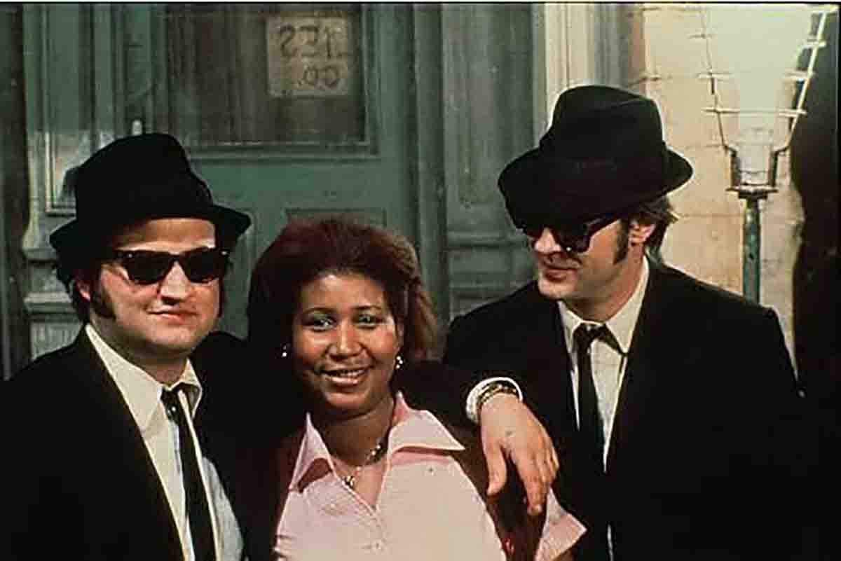 Belushi con Aretha Franklin e Dan Aykroyd in una di scena del film