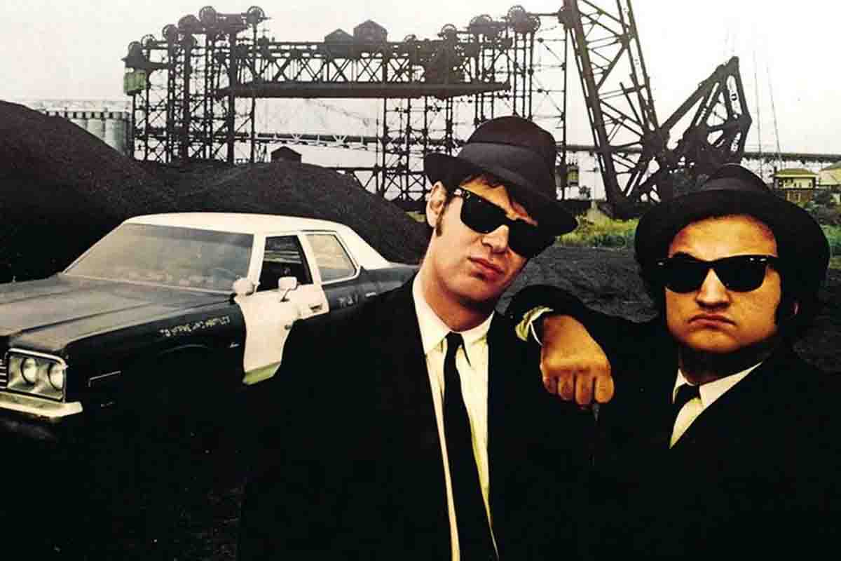 Dan Aykroyd a sinistra con John Belushi nell'immagine di copertina di The Blues Brothers