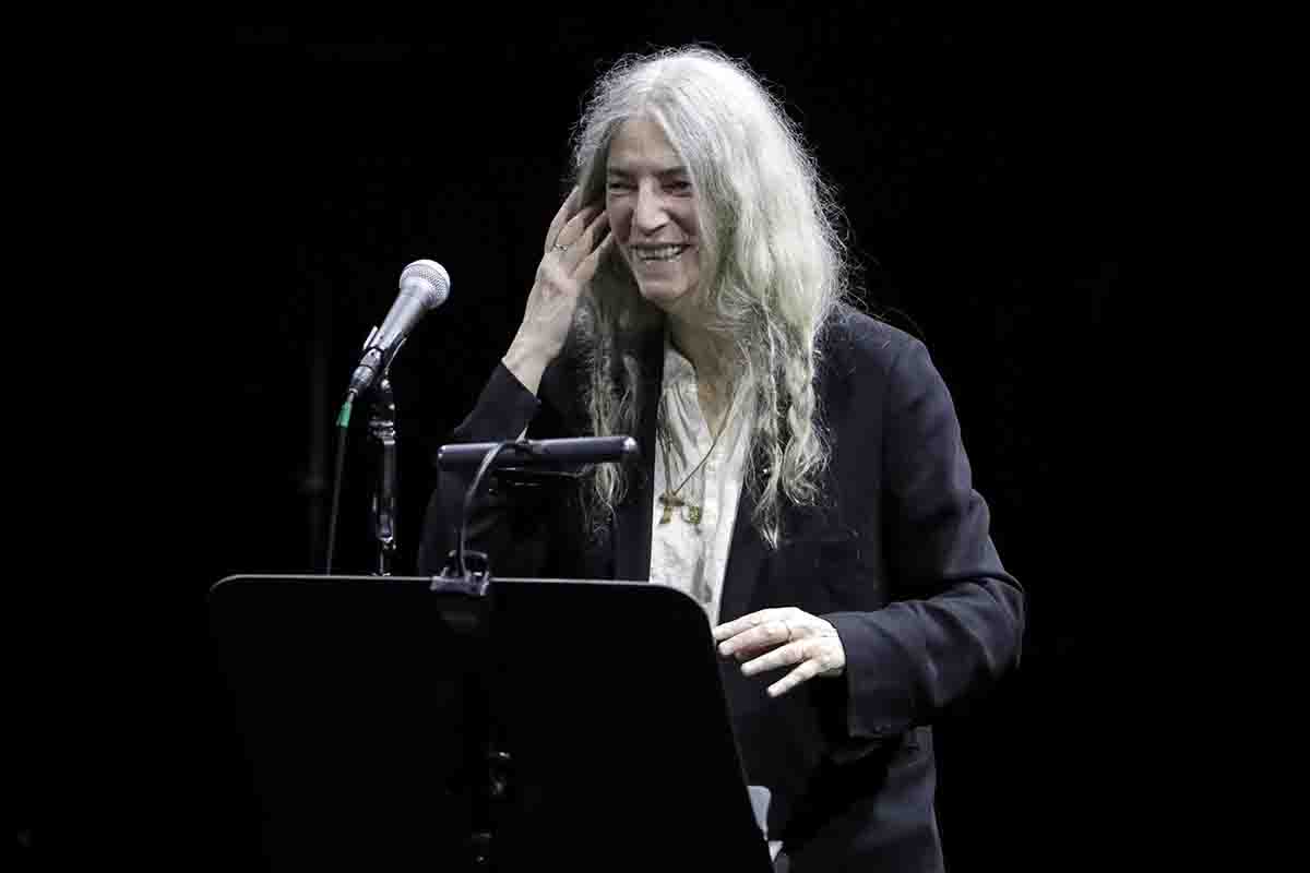 Patti Smith, 76 anni, torna in pubblico dopo la grande paura