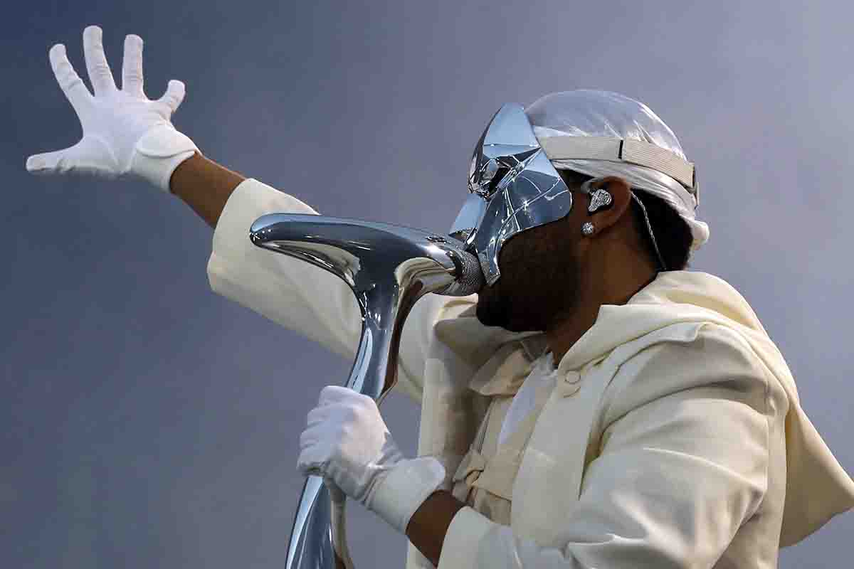 The Weeknd con la maschera che ha caratterizzato il suo ultimo show