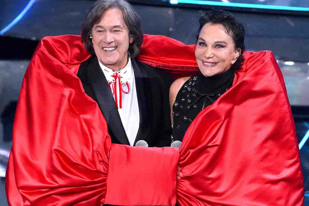 Angelo Sotgiu e Angela Brambati stretti da un fiocco sul palco dell'Ariston