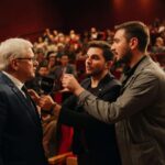 Romano Prodi sorprende: tira i capelli alla giornalista Lavinia Orefici